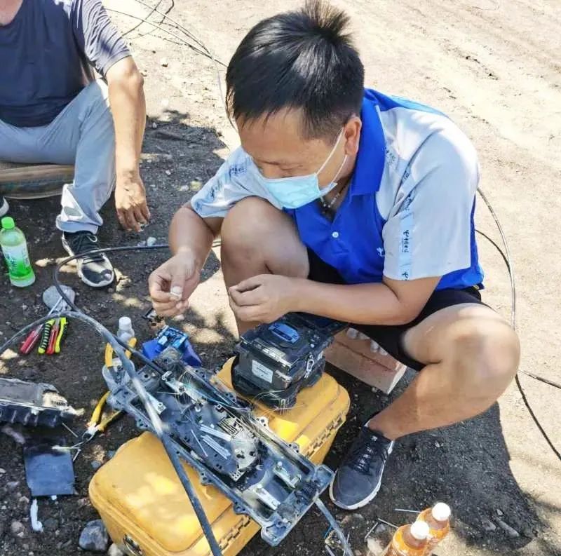 信號守護者 酷暑嚴寒中，電信人打通通訊“最后一公里”